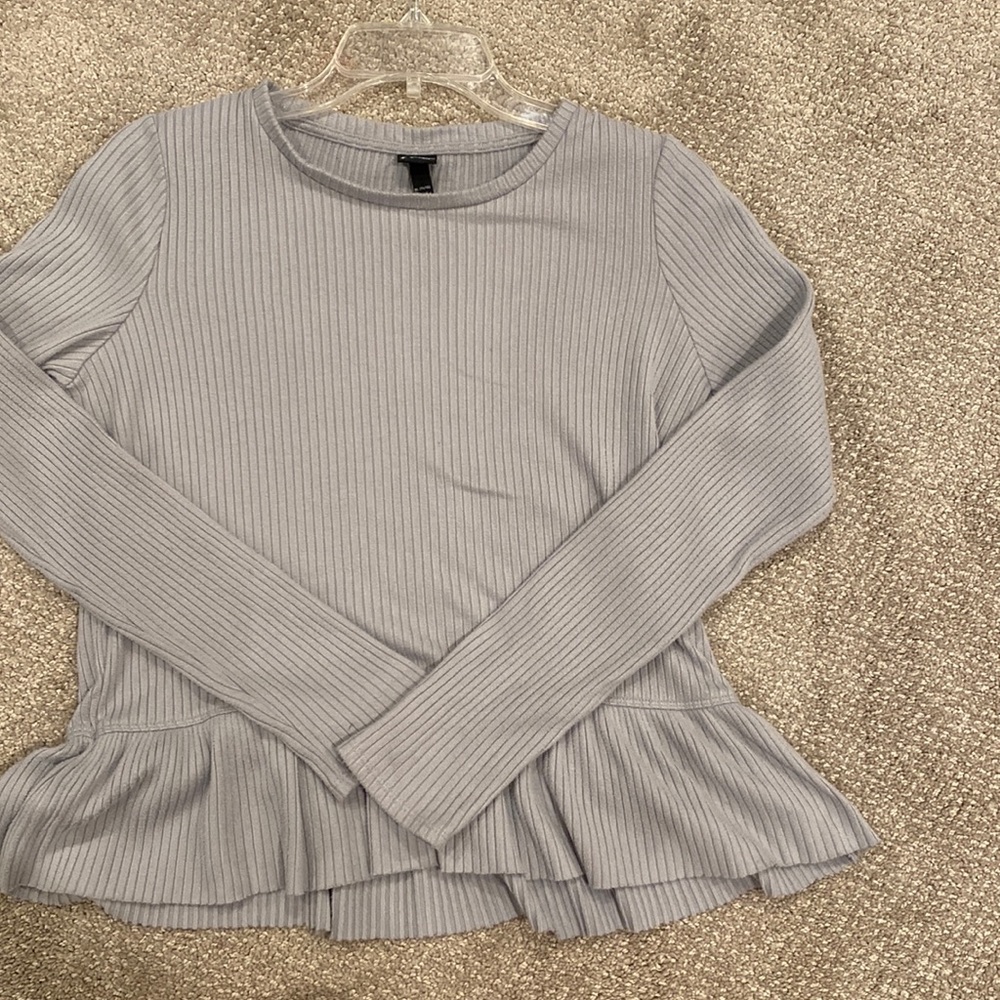 Art class| grey sweater no stains worn once